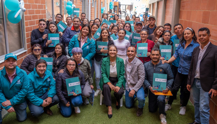Foto de un grupo de propietarios de vivienda en un barrio de la ciudad